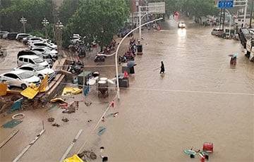 Китайская провинция Хэнань ушла под воду из-за крупнейшего за тысячу лет ливня - charter97.org - Белоруссия - Чжэнчжоу