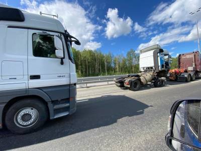 Трассу М-11 «Нева» в Петербурге засыпали песком после ДТП с участием фуры - neva.today - Санкт-Петербург