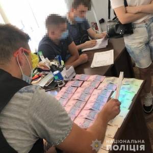 Запорожская полиция раскрыла подробности задержания чиновников Госпродпотребслужбы. Фото - reporter-ua.com - Украина - Запорожская обл. - Запорожье