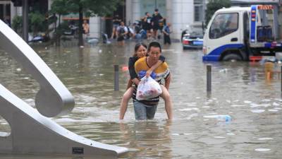 В Китае произошло мощное наводнение: сообщается о 12 погибших и тысячи эвакуированных - vchaspik.ua - Китай - Украина - Чжэнчжоу