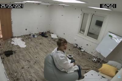 Ради просмотров на YouTube сибиряк сутки просидел в заполненной тараканами комнате - runews24.ru - Новосибирск