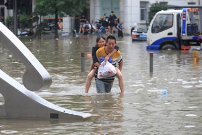 В результате наводнения в Китае число жертв выросло до 25 человек - lenta.ru - Китай - Чжэнчжоу