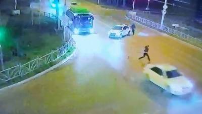 Водитель без прав наехал на полицейского и несколько метров протащил его по дороге (ВИДЕО) - newdaynews.ru - Екатеринбург