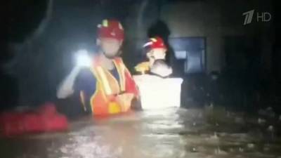 В результате сильнейшего наводнения в китайском Чжэнчжоу погибли не менее 25 человек - 1tv.ru - Китай - Чжэнчжоу