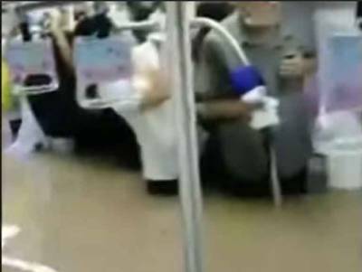 Наводнения и потопы добрались до Китая: по шею в воде в метро - free-news.su - Китай - Чжэнчжоу
