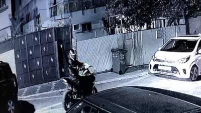 Стрельба средь бела дня в Холоне: полиция ищет преступника - видео - vesty.co.il - Израиль