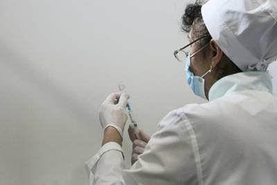 На Украине разрешили прививать от коронавируса подростков - lenta.ru - Украина
