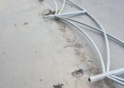 На улице Островского упало новое дорожное ограждение - ya62.ru - Рязань
