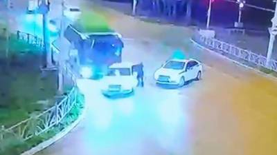 Бесправный водитель умышленно наехал на полицейского. Видео - vesti.ru - Екатеринбург