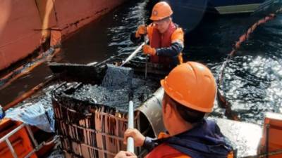 При утечке нефтепродуктов в Кольском заливе в воду попало 1400 литров - vesti.ru - Россия