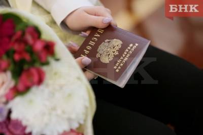 Виктор Бобыря - В России отменили штампы в паспорте о браке и детях - bnkomi.ru - Россия