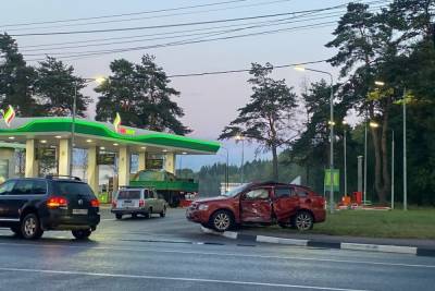 Около заправки в Твери иномарка столкнулась с автобусом - tver.mk.ru - Тверь