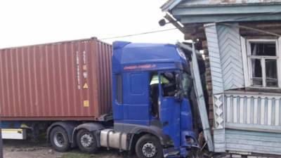 Фура протаранила и сдвинула дом с жильцами в Новгородской области - iz.ru - Израиль - Новгородская обл.
