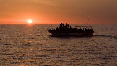 Не менее 17 мигрантов погибли при крушении судна у берегов Туниса - iz.ru - Сирия - Италия - Израиль - Египет - Судан - Ливия - Тунис - Тунисская Респ. - Мали - Эритрея - Бангладеш - Тунис - Reuters