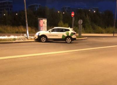 Водитель каршеринга на Балтийском бросил машину после встречи со столбом - neva.today - Санкт-Петербург - Балтийск