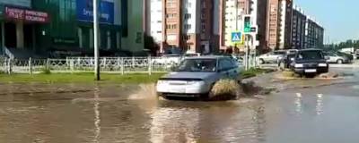 В Бердске из-за коммунальной аварии затопило перекрёсток у ТЦ «Орбита» - runews24.ru - Бердск