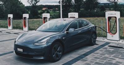 Илон Маск - Tesla сделает свои зарядные станции доступными для других электромобилей — Маск - delo.ua - Украина - Twitter