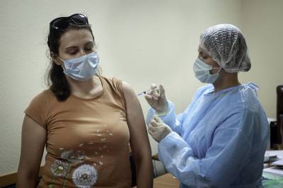 Врач рассказала, как страх перед вакцинацией влияет на самочувствие - tvc.ru