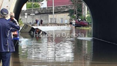 Рекордный ливень накрыл Одессу: улицы ушли под воду, людей сбивали потоки воды - politeka.net - Украина - Одесса