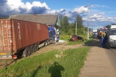 Водитель фуры потерял сознание и протаранил дом с людьми под Великим Новгородом - mk.ru - Москва - Санкт-Петербург - Новгородская обл. - Великий Новгород