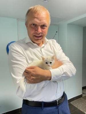 Депутат ЗСО Роман Заварин пристраивает маленькую киску в добрые руки вологжан - vologda-poisk.ru
