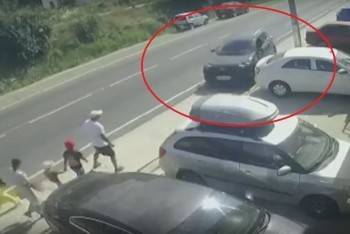 Уснувший водитель кроссовера разбросал пешеходов по тротуару - vologda-poisk.ru - Анапа - Краснодарский край