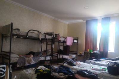 Отдых в детском лагере превратился в испытание, кадры: под матрасами клопы, а детей бьют - politeka.net - Украина - Херсонская обл. - Херсонская Область