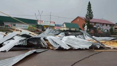 В России ураганный ветер сорвал крышу с магазина, она рухнула на ребенка - novostiua.news - Россия - Украина - Башкирия - район Бижбулякский