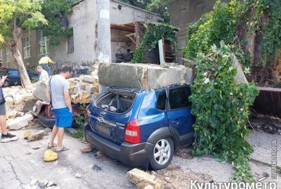 В Одессе стена дома придавила автомобили - kp.ua - Украина - Киев - Одесса