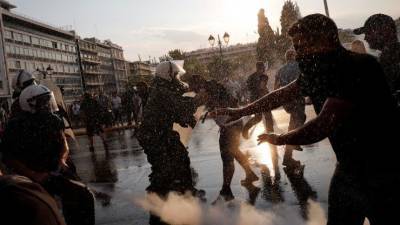 Полиция водометами и слезоточивым газом разогнала митинг против обязательной вакцинации в Афинах - 5-tv.ru - Афины - Греция