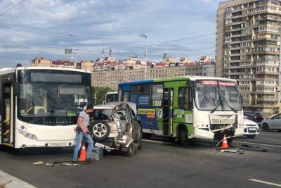 Массовое ДТП на Володарском мосту заблокировало движение транспорта, один человек пострадал - spb.mk.ru - Ленинградская обл. - Санкт-Петербург - р-н Невский