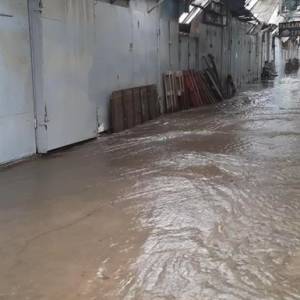 В Хмельницком вещевой рынок оказался в воде после дождя. Видео - reporter-ua.com