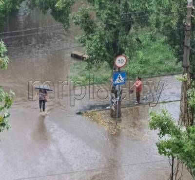 В Мариуполе ливень затопил город: поток воды сбивал людей с ног - narodna-pravda.ua - Россия - Украина - Мариуполь