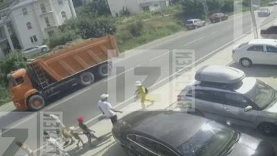 Наехавший на пешеходов под Анапой водитель назвал свою версию причины ДТП - iz.ru - Анапа - Израиль