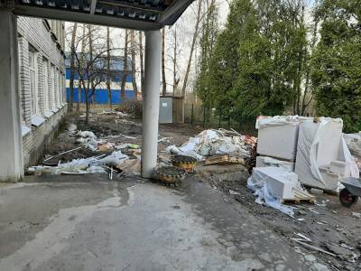 Александр Дрозденко - В Ленобласти не принявший ремонт с плесенью директор школы ответил на укор губернатора - znak.com - Ленинградская обл.