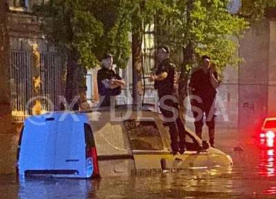 «Пираты Одесского моря»: соцсети повеселили «непотопляемые» полицейские (фото) - odessa-life.od.ua - Украина - Одесса