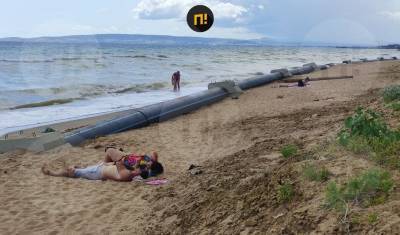 В Феодосии протянули канализацию поперек популярного пляжа - newizv.ru - Крым
