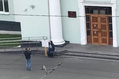 В Петрозаводске прошёл одиночный пикет у здания правительства - karel.mk.ru - Петрозаводск - республика Карелия