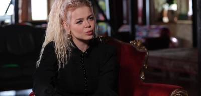 Алина Гросу - "Алиса в стране чудес": Алина Гросу с кудряшками и неприличным декольте восхитила кадрами в парке аттракционов - ukrainianwall.com - Украина