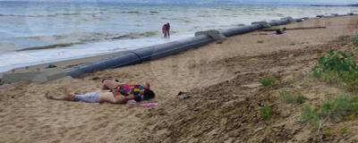 Отдыхающих в Крыму возмутила канализационная труба посреди пляжа - runews24.ru - Крым