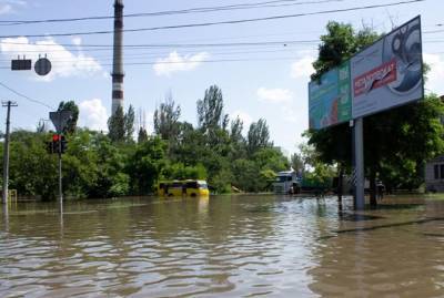 В Бердянске током убило двоих людей, которые стояли на затопленном ливнем участке - kp.ua - Украина - Запорожская обл. - Одесская обл. - Херсонская обл. - Бердянск