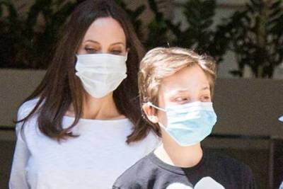 Анджелина Джоли - Angelina Jolie - Экскурсии и шопинг: Анджелина Джоли с четырьмя детьми приехала в Париж - skuke.net - Франция - Париж