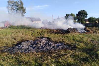 В Сычевке на тракторе во время движения загорелось сено - mk-smolensk.ru