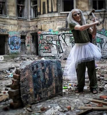 Борис Эйфман - Олег Лукьянов - Балетмейстеру Борису Эйфману подарили на день рождения «осколки» Дома Басевича - znak.com - Санкт-Петербург