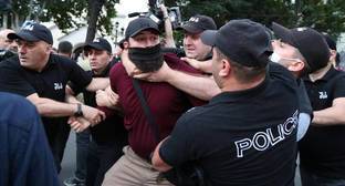 Число задержанных за нападения на журналистов в Тбилиси выросло до 28 - kavkaz-uzel.eu - Грузия - Тбилиси