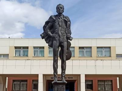 Булат Окуджава - На юге Москвы отреставрируют памятник Булату Окуджаве - rosbalt.ru - Москва