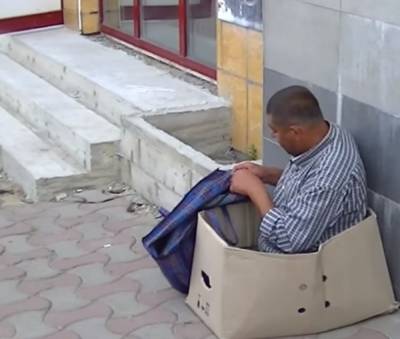 "Вставай и иди!": охранники рынка "исцелили" нищего, видео - politeka.net - Украина - Черновцы