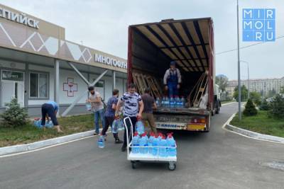 Активисты единого волонтерского штаба передали питьевую воду больнице в Каспийске - mirmol.ru - Россия - респ. Дагестан - Каспийск