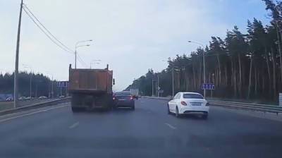 Водитель КамАЗа «отправил» иномарку в ДТП с другой машиной в Воронеже и скрылся - vestivrn.ru - Воронеж - Камаз