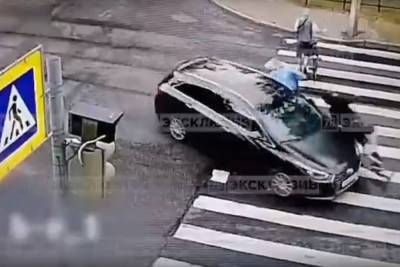 Питер Онлайн - Ford - В Пушкине Ford проехался по двум самокатчикам на «зебре» - spb.mk.ru - Санкт-Петербург